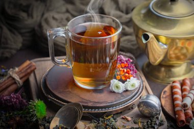 Eski bir arka planda sıcak bir fincan çay..