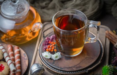 Eski bir arka planda sıcak bir fincan çay..