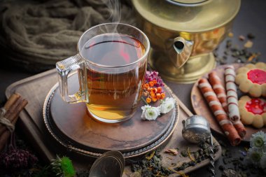 Eski bir arka planda sıcak bir fincan çay..