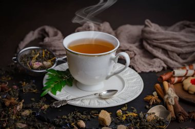 Eski bir arka planda sıcak bir fincan çay..