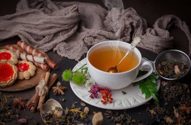 Eski bir arka planda sıcak bir fincan çay..