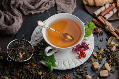 Eski bir arka planda sıcak bir fincan çay..