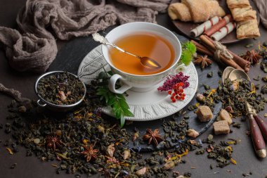 Eski bir arka planda sıcak bir fincan çay..