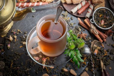 Eski bir arka planda sıcak bir fincan çay..