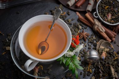 Eski bir arka planda sıcak bir fincan çay..