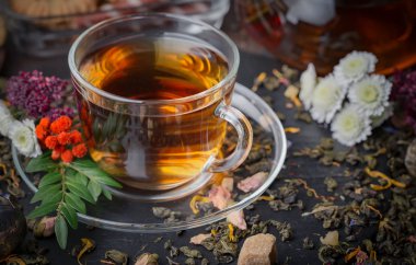 Masadaki kompozisyonda eski arkaplanda çay içilir.