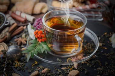 Masadaki kompozisyonda eski arkaplanda çay içilir.