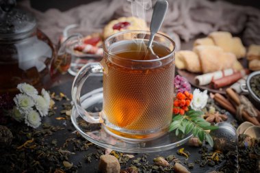 Masadaki kompozisyonda eski arkaplanda çay içilir.