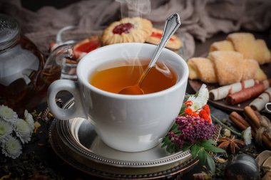 Masadaki kompozisyonda eski arkaplanda çay içilir.