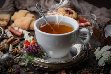 Masadaki kompozisyonda eski arkaplanda çay içilir.