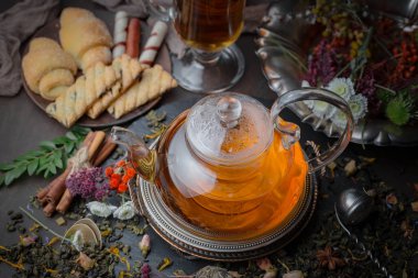 Masadaki kompozisyonda eski arkaplanda çay içilir.