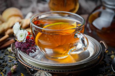 Masadaki kompozisyonda eski arkaplanda çay içilir.