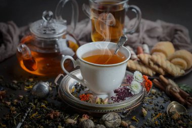 Masadaki kompozisyonda eski arkaplanda çay içilir.