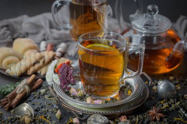 Masadaki kompozisyonda eski arkaplanda çay içilir.