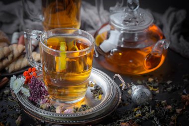 Masadaki kompozisyonda eski arkaplanda çay içilir.