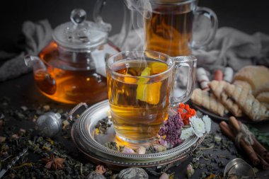 Masadaki kompozisyonda eski arkaplanda çay içilir.