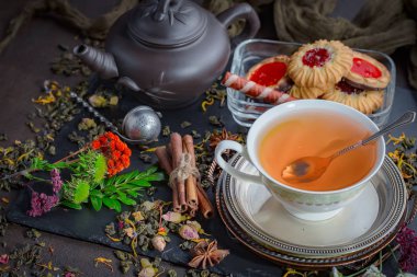 Masadaki kompozisyonda eski arkaplanda çay içilir.