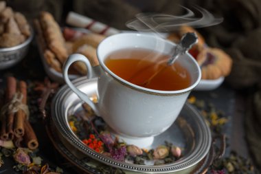 Masadaki kompozisyonda eski arkaplanda çay içilir.