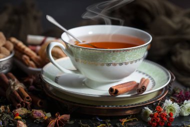 Masadaki kompozisyonda eski arkaplanda çay içilir.