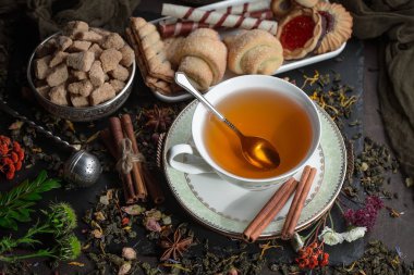 Masadaki kompozisyonda eski arkaplanda çay içilir.