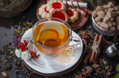 Masadaki kompozisyonda eski arkaplanda çay içilir.