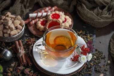 Masadaki kompozisyonda eski arkaplanda çay içilir.