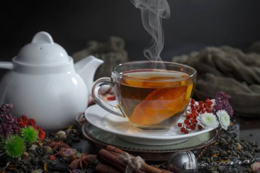 Masadaki kompozisyonda eski arkaplanda çay içilir.