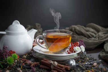 Masadaki kompozisyonda eski arkaplanda çay içilir.