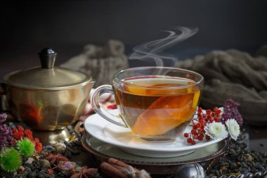 Masadaki kompozisyonda eski arkaplanda çay içilir.