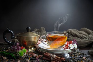 Masadaki kompozisyonda eski arkaplanda çay içilir.