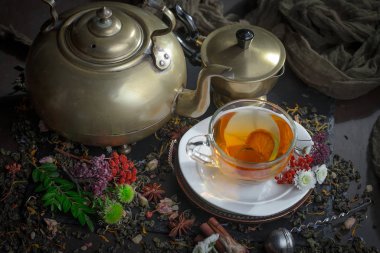 Masadaki kompozisyonda eski arkaplanda çay içilir.