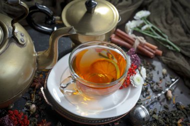 Masadaki kompozisyonda eski arkaplanda çay içilir.