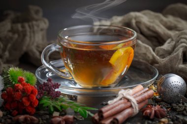 Masadaki kompozisyonda eski arkaplanda çay içilir.