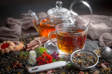 Masadaki kompozisyonda eski arkaplanda çay içilir.