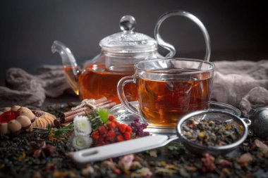 Masadaki kompozisyonda eski arkaplanda çay içilir.