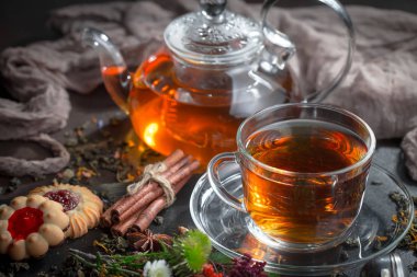 Masadaki kompozisyonda eski arkaplanda çay içilir.