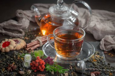 Masadaki kompozisyonda eski arkaplanda çay içilir.