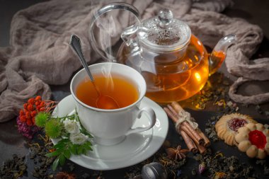 Eski bir arka planda sıcak bir fincan çay..