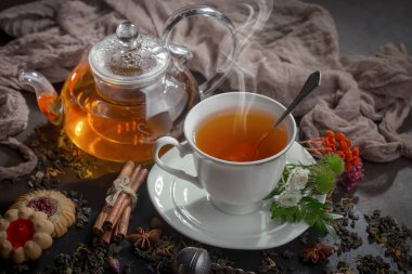 Eski bir arka planda sıcak bir fincan çay..