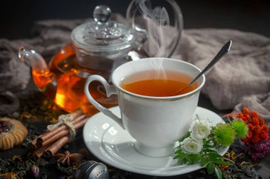 Eski bir arka planda sıcak bir fincan çay..