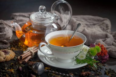 Eski bir arka planda sıcak bir fincan çay..