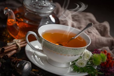 Eski bir arka planda sıcak bir fincan çay..