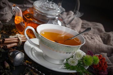 Eski bir arka planda sıcak bir fincan çay..