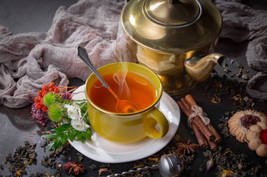 Eski bir arka planda sıcak bir fincan çay..