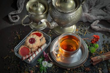 Eski bir arka planda sıcak bir fincan çay..