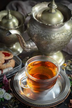 Eski bir arka planda sıcak bir fincan çay..