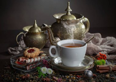 Eski bir arka planda sıcak bir fincan çay..