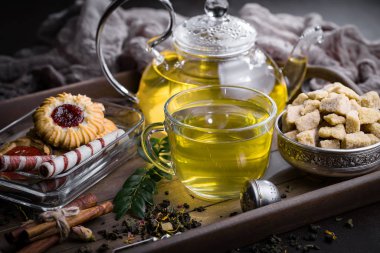 Eski bir arka planda sıcak bir fincan çay..