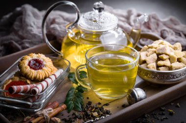 Eski bir arka planda sıcak bir fincan çay..