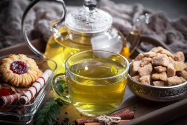 Eski bir arka planda sıcak bir fincan çay..